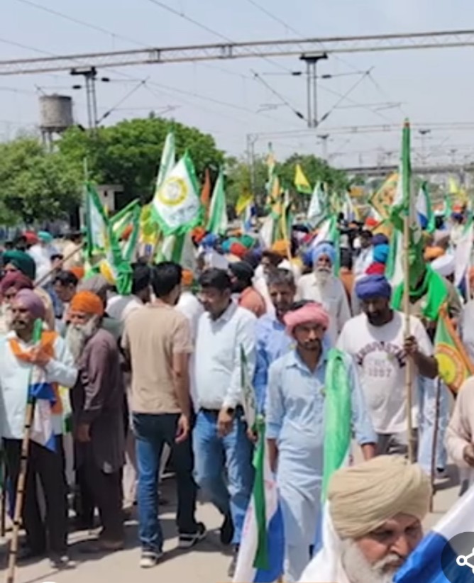 By breaking the barricading, the farmers staged a dharna on the railway track of Shambhu railway station